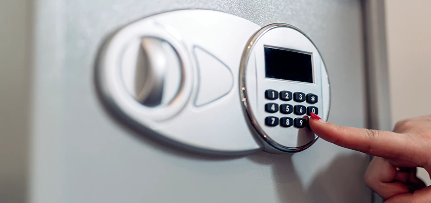 Jewelry Safe Cracking in Mayflower Village, California